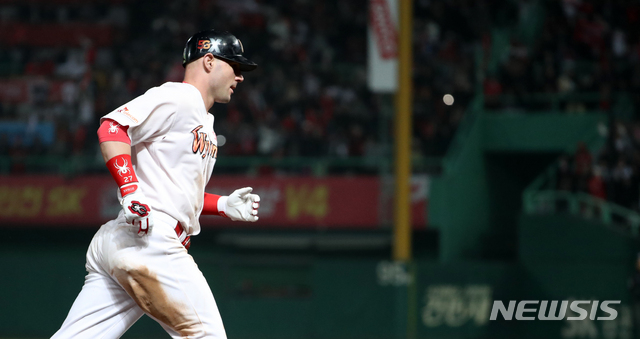 【인천=뉴시스】김선웅 기자 = 7일 오후 인천 미추홀구 SK행복드림구장에서 열린 2018 신한은행 마이카 KBO 한국시리즈 3차전 두산베어스와 SK와이번스의 경기. 8회말 무사 상황 SK 로맥이 솔로 홈런을 날린 후 홈으로 향하고 있다. 2018.11.07. mangusta@newsis.com