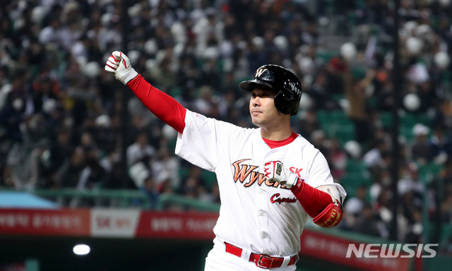 【인천=뉴시스】추상철 기자 = 7일 오후 인천 미추홀구 SK행복드림구장에서 열린 2018 신한은행 마이카 KBO 한국시리즈 3차전 두산베어스와 SK와이번스의 경기. 8회말 노아웃 주자1루 상황에서 SK 이재원이 2점홈런을 때린후 기뻐하고 있다. 2018.11.07. scchoo@newsis.com