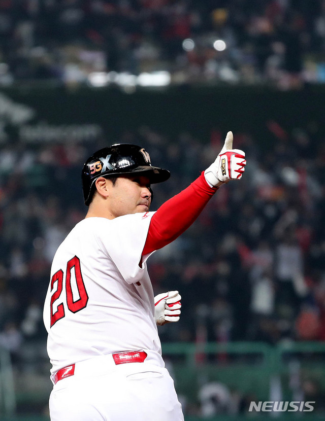 【인천=뉴시스】추상철 기자 = 7일 오후 인천 미추홀구 SK행복드림구장에서 열린 2018 신한은행 마이카 KBO 한국시리즈 3차전 두산베어스와 SK와이번스의 경기. 8회말 노아웃 주자1루 상황에서 SK 이재원이 2점홈런을 때린후 기뻐하고 있다. 2018.11.07. scchoo@newsis.com