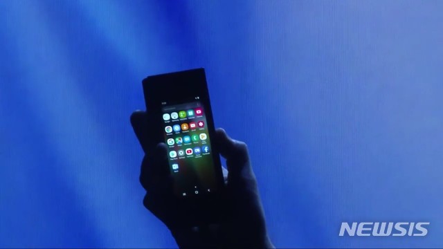 【서울=뉴시스】이종희 기자 = 7일(현지시간)부터 양일간 미국 샌프란시스코 모스콘센터에서 진행되는 '삼성 개발자 콘퍼런스 2018'에서 저스틴 데니슨 삼성전자 북미법인 상무가 접은 상태의 삼성전자 폴더블 디스플레이를 공개했다. 2018.11.08. 2papers@newsis.com 