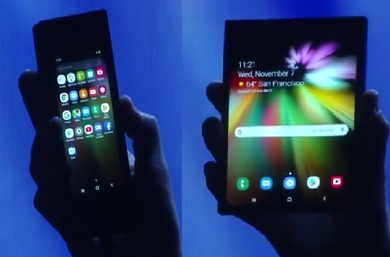 【샌프란시스코(미 캘리포니아주)=뉴시스】이종희 기자 = 7일(현지시간)부터 양일간 미국 샌프란시스코 모스콘센터에서 진행되는 '삼성 개발자 콘퍼런스 2018'에서 저스틴 데니슨 삼성전자 북미법인 상무가 완전히 펼친 삼성전자 폴더블 디스플레이를 공개했다. 2018.11.08. 2papers@newsis.com 