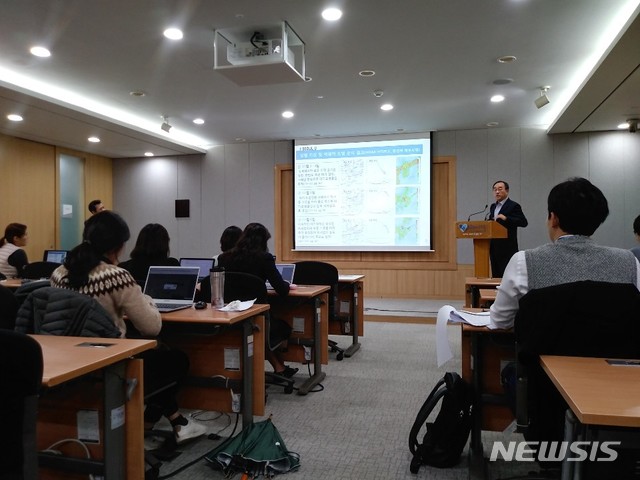 【서울=뉴시스】 정권 서울시 보건환경연구원장은 8일 시청사에서 최근 고농도 미세먼지 원인을 설명했다. 2018.11.08. daero@newsis.com 