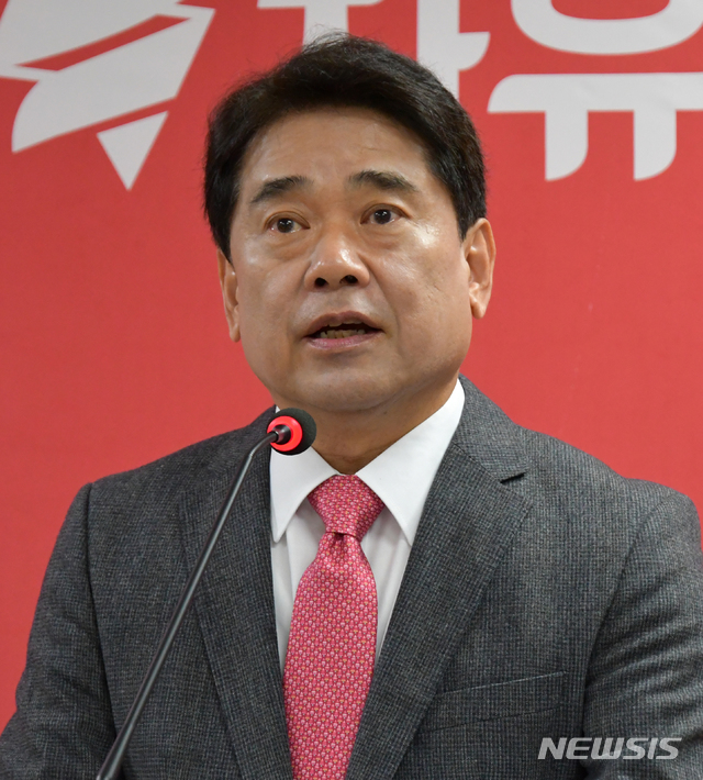 【대전=뉴시스】조명휘 기자 = 자유한국당 육동일 대전시당 위원장이 8일 오전 중구 은행동 당사에서 기자간담회를 열고 있다. 2018.11.08. joemedia@newsis.com