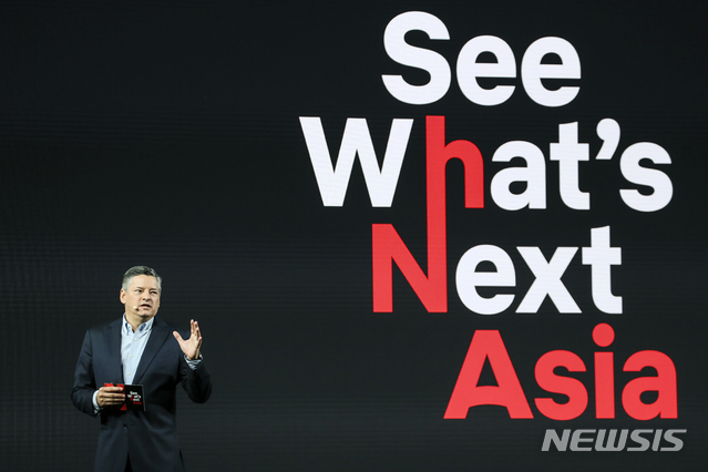 【싱가포르=뉴시스】테드 사란도스 넷플릭스 최고 콘텐츠 책임자가 8일 싱가포르 마리나 베이샌즈에서 열린 '시 왓츠 넥스트: 아시아'(See What's Next: Asia)에서 넷플릭스의 강점과 계획을 설명하고 있다. 2018.11.08. (사진=넷플릭스 제공)