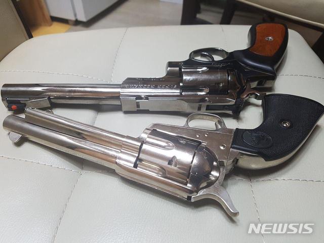 【춘천=뉴시스】박종우 기자 = 8일 오후 양진호 한국미래기술 회장과 함께 일했던 전 직원 A모씨가 양 회장이 사무실에서 직원들에게 쏜 가스식 BB탄 권총을 뉴시스를 통해 공개했다. 양회장은 콜트 싱글액션 아미(아래)1정과 스미스 앤 웨슨 M66(위)2정 등 총 3정의 총기 소유하고 있는 것으로 알려졌다. 2018.11.08.&nbsp; jongwoo425@newsis.com