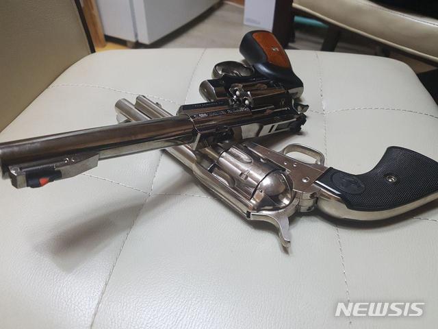 【춘천=뉴시스】박종우 기자 = 8일 오후 양진호 한국미래기술 회장과 함께 일했던 전 직원 A모씨가 양 회장이 사무실에서 직원들에게 쏜 가스식 BB탄 권총을 뉴시스를 통해 공개했다. 양회장은 콜트 싱글액션 아미(아래)1정과 스미스 앤 웨슨 M66(위)2정 등 총 3정의 총기 소유하고 있는 것으로 알려졌다. 2018.11.08.&nbsp; jongwoo425@newsis.com 