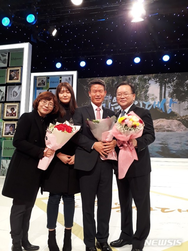 【경산=뉴시스】 강병서 기자 = 8일 SBS 상암동 공개홀에서 열린 제22회 민원봉사대상 시상식에서 본상을 수상한 경산시청 차량등록사업소 이상철(54·오른쪽에서 두번째) 차량관리담당이 김부겸 행정안전부장관(오른쪽)으로부터 축하를 받고 있다. 2018.11.08. (사진=경산시 제공)&nbsp; photo@newsis.com