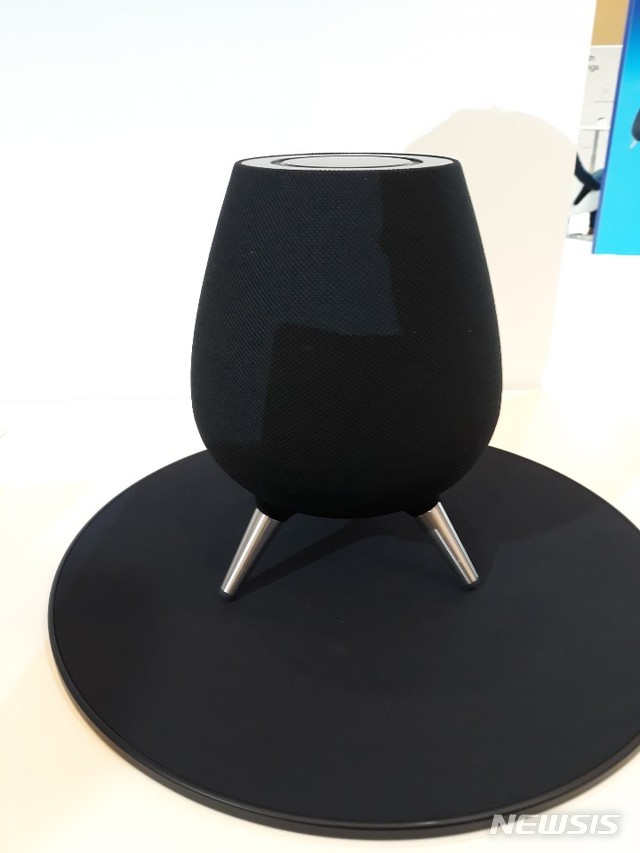 【샌프란시스코(미 캘리포니아주)=뉴시스】이종희 기자 =7일(현지시간) 미국 샌프란시스코 모스콘센터에서 열린'삼성 개발자 콘퍼런스 2018(Samsung Developer Conference 2018)'에서 처음으로 인공지능(AI) 스피커 '갤럭시홈'을 최초로 공개했다. 사진은 현장에 전시된 '갤럭시홈'의 모습. 2018.11.08 2papers@newsis.com 