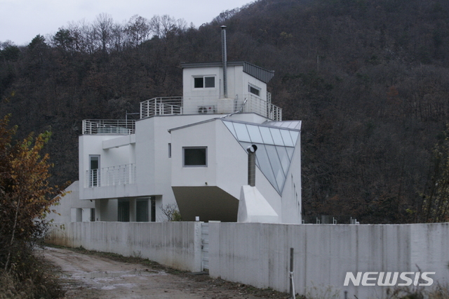 【홍천=뉴시스】조명규 기자 = 경찰은 8일 폭행, 강요 등의 체포된 양진호(47) 한국미래기술 회장에 대한 구속영장을 신청한다고 밝혔다.&nbsp; 사진은 양 회장이 엽기적인 가혹 행위를 벌였던 강원 홍천군에 위치한 연수원 전경.2018.11.08 mkcho@newsis.com