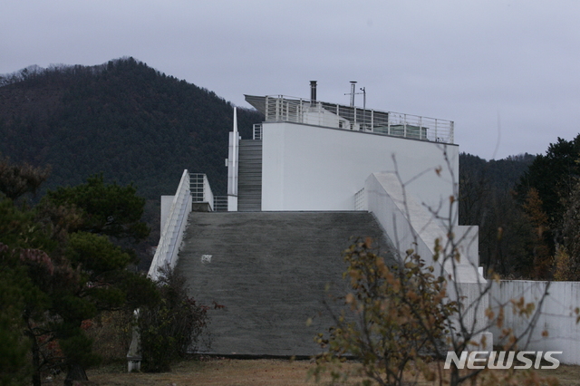 【홍천=뉴시스】조명규 기자 = 경찰은 8일 폭행, 강요 등의 체포된 양진호(47) 한국미래기술 회장에 대한 구속영장을 신청한다고 밝혔다.&nbsp; 사진은 양 회장이 엽기적인 가혹 행위를 벌였던 강원 홍천군에 위치한 연수원 전경.2018.11.08 mkcho@newsis.com