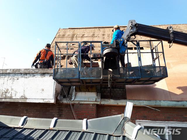 【서울=뉴시스】사진은 유한회사 아름건축이 노후주택 지붕공사를 하고 있는 모습. 국토교통부에 따르면, 이 회사는 2016년 12월 법인을 설립했으며 올해 6월 국토교통형 예비사회적 기업으로 지정된데 이어 9월에 사회적 기업으로 인증을 받았다. 건축물 내·외관 공사 등을 통해 저소득층 주거환경개선과 에너지 효율개선사업 등을 추진하는 기업이다. (제공=국토부)