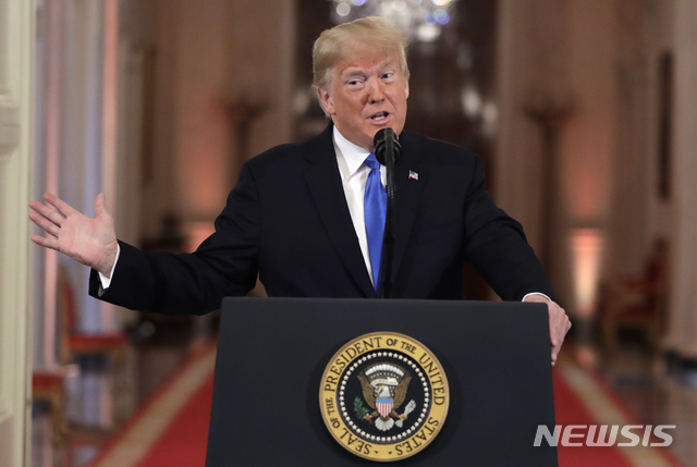 【워싱턴=AP/뉴시스】도널드 트럼프 미 대통령이 7일(현지시간) 백악관에서 기자회견을 열고 있다. 트럼프 대통령은 "공화당이 중간선거에서 상원 의석수를 늘리고 하원에서의 의석수 상실은 최소화해 집권당이 중간선거에서 패배한다는 역사를 극복했다"고 말했다. 2018.11.8 