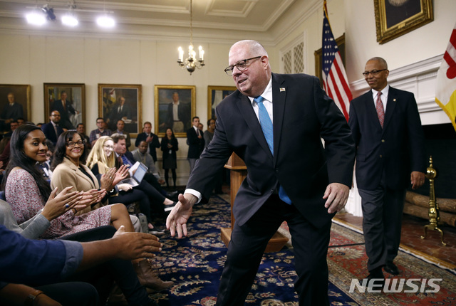 【메릴랜드=AP/뉴시스】 중간선거에서 재선에 성공한 공화당 소속 래리 호건 메릴랜드 주지사가 7일(현지시간) 주의회에서 기자회견을 갖고 있다. 