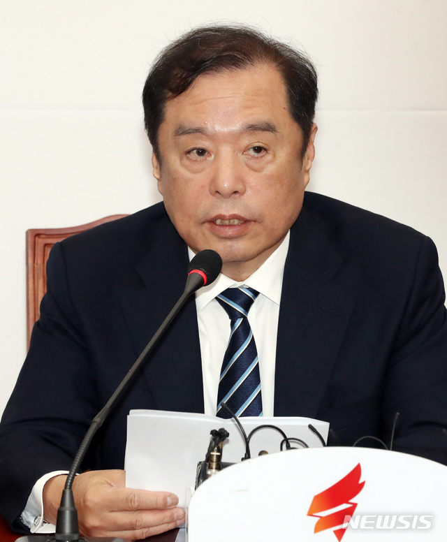 【서울=뉴시스】박영태 기자 = 8일 오전 서울 영등포구 여의도 국회에서 열린 자유한국당 비상대책위원회의에서 김병준 비대위원장이 발언을 하고 있다. 2018.11.08.since1999@newsis.com