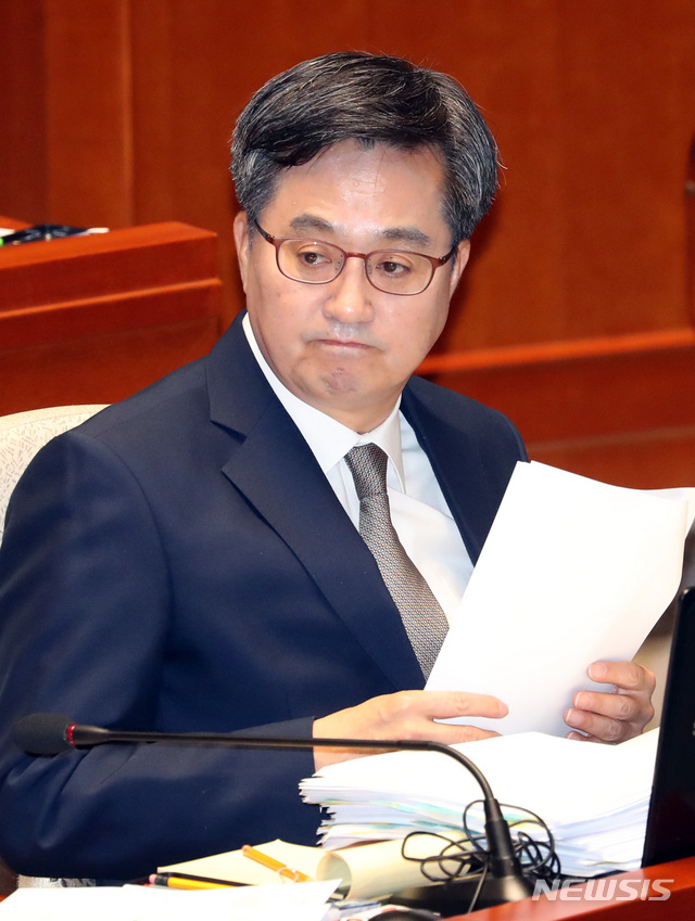 【서울=뉴시스】박영태 기자 = 8일 오전 서울 영등포구 여의도 국회에서 열린 예산결산특별위원회 전체회의에서 김동연 경제부총리 겸 기획재정부 장관이 의원 질의를 듣고 있다. 2018.11.08. since1999@newsis.com