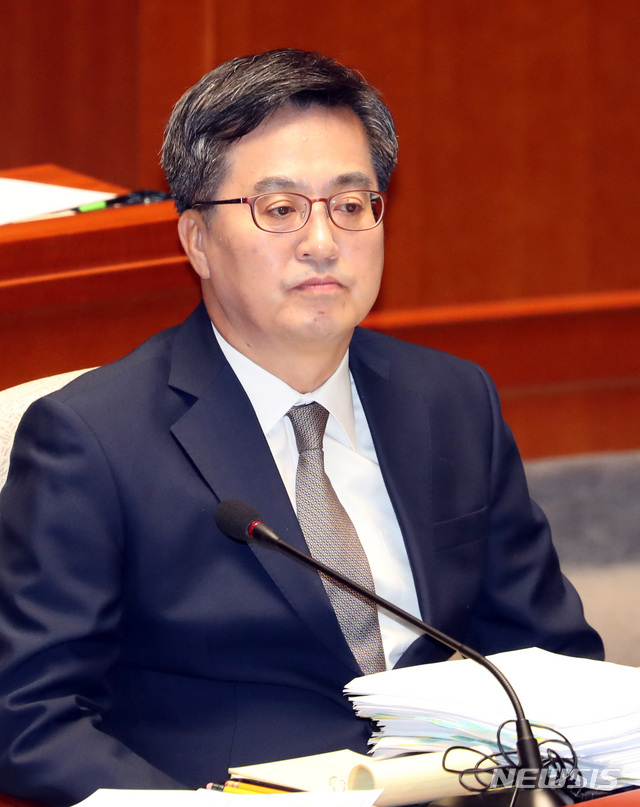 【서울=뉴시스】박영태 기자 = 8일 오전 서울 영등포구 여의도 국회에서 열린 예산결산특별위원회 전체회의에 김동연 경제부총리 겸 기획재정부 장관이 참석해 자리에 앉아 있다. 2018.11.08.since1999@newsis.com