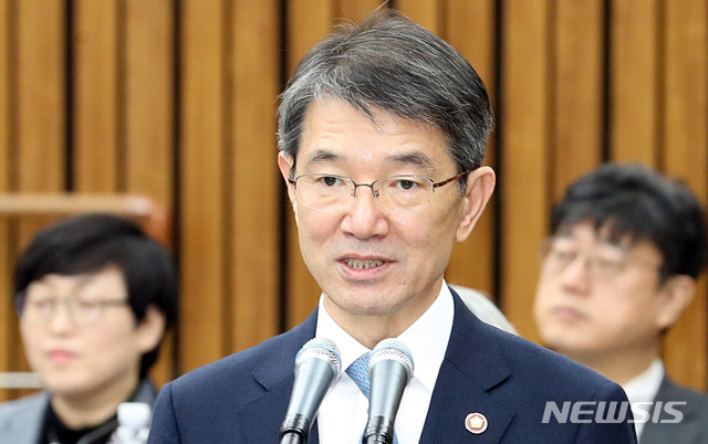 【서울=뉴시스】이종철 기자 = 8일 서울 여의도 국회에서 열린 사법개혁 특별위원회 회의에 출석한 안철상 법원행정처장이 심각한 모습을 보이고 있다. 2018.11.08.jc4321@newsis.com