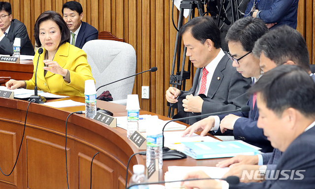 【서울=뉴시스】이종철 기자 = 8일 서울 여의도 국회에서 열린 사법개혁 특별위원회 회의에서 박영선 위원장과 한국당 의원들간의 회의 방법에 대한 논의가 진행되고 있다. 2018.11.08.jc4321@newsis.com