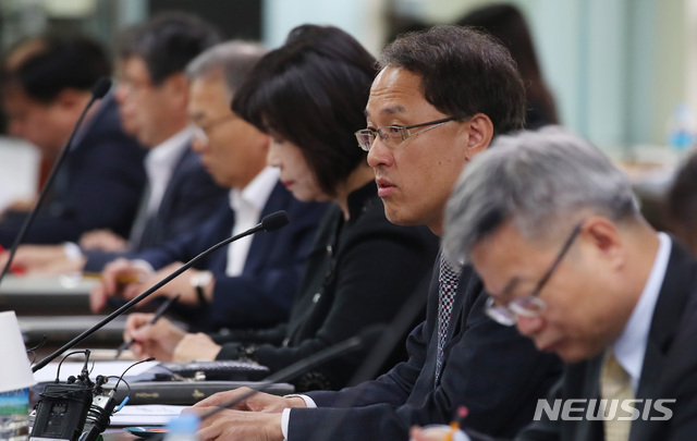 【서울=뉴시스】김진아 기자 = 김원찬 서울시교육청 부교육감이 8일 서울시교육청 회의실에서 열린 ‘유치원 공공성 강화 방안 및 2019 대학수학능력시험 대비 긴급 교육장회의’에서 모두발언을 하고 있다.  김 부교육감은 최근 늘어나고 있는 사립유치원 휴·폐원 움직임에 대해 지도 감독에 나서겠다고 경고했다. 2018.11.08. bluesoda@newsis.com