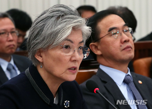 【서울=뉴시스】홍효식 기자 = 강경화 외교부 장관이 8일 오전 서울 여의도 국회 본청 외교통일위원회 회의실에서 열린 전체회의에서 의원들 질의에 답하고 있다. 오른쪽은 조명균 통일부 장관. 2018.11.08.&nbsp; yesphoto@newsis.com