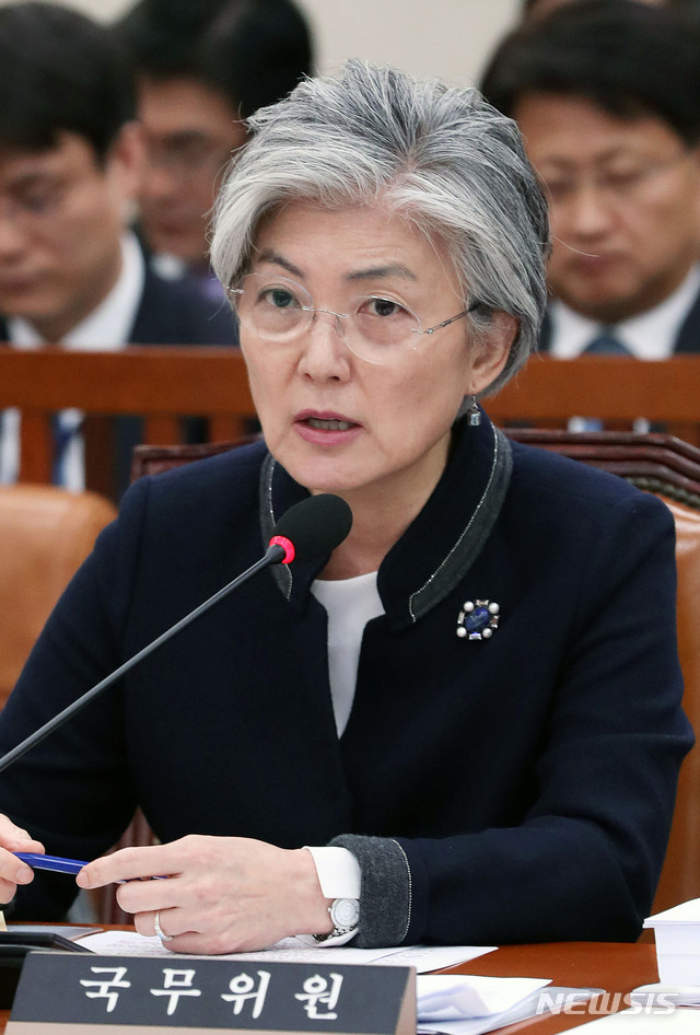 【서울=뉴시스】홍효식 기자 = 강경화 외교부 장관이 8일 오전 서울 여의도 국회 본청 외교통일위원회 회의실에서 열린 전체회의에서 의원들 질의에 답하고 있다. 2018.11.08. yesphoto@newsis.com