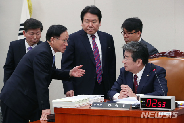 【서울=뉴시스】홍효식 기자 = 8일 오전 서울 여의도 국회 본청 외교통일위원회 회의실에서 열린 전체회의에서 더불어민주당 이수혁(왼쪽 두번째부터) 간사, 자유한국당 정양석 간사, 강석호 외통위원장이 논의하고 있다. 2018.11.08. yesphoto@newsis.com
