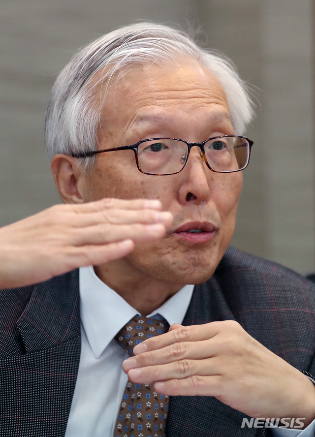 【서울=뉴시스】고승민 기자 = 신각수 전 주일 대사가 지난 6일 오후 서울 중구 법무법인 세종에서 뉴시스 김현호 상임고문과 인터뷰를 하고 있다. 2018.11.09.kkssmm99@newsis.com