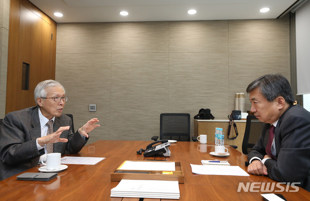 【서울=뉴시스】고승민 기자 = 신각수(왼쪽) 전 주일 대사가 지난 6일 오후 서울 중구 법무법인 세종에서 뉴시스 김현호 상임고문과 인터뷰 하고 있다. 2018.11.09.kkssmm99@newsis.com