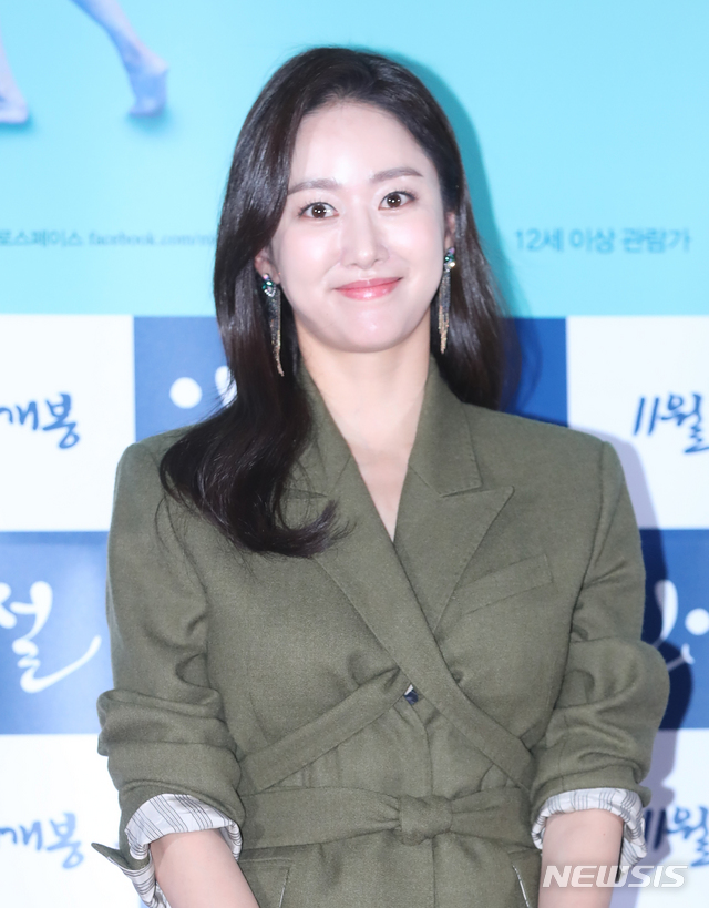 [서울=뉴시스] 조수정 기자 = 배우 전혜빈이 8일 오후 서울 중구 메가박스 동대문에서 열린 영화 '인어전설' 언론시사회에서 포즈를 취하고 있다. 제22회 부산국제영화제 '한국영화의 오늘' 파노라마 부문 초청작이자 제1회 제주독립영화제 개막작인 영화 '인어전설'은 오는 15일 개봉한다. 2018.11.08. chocrystal@newsis.com