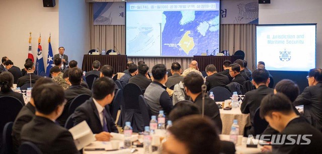 【서울=뉴시스】 8일 서울 용산구 국방컨벤션센터에서 열린 제3회 해양안보법 심포지엄에서 1주제 발표자 김현수 인하대 법학전문대학원 교수가 한반도 주변수역 관할권과 해양안보에 대해 발표하고 있다. 2018.11.08. (사진=해군 제공) photo@newsis.com