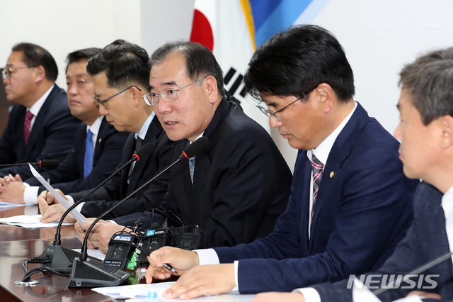 【서울=뉴시스】이종철 기자 = 8일 서울 여의도 국회 의원회관에서 열린 더불어민주당 농해수위 위원-농식품부 당정협의에서 이개호 농식품부 장관이 모두발언을 하고 있다. 2018.11.08. jc4321@newsis.com