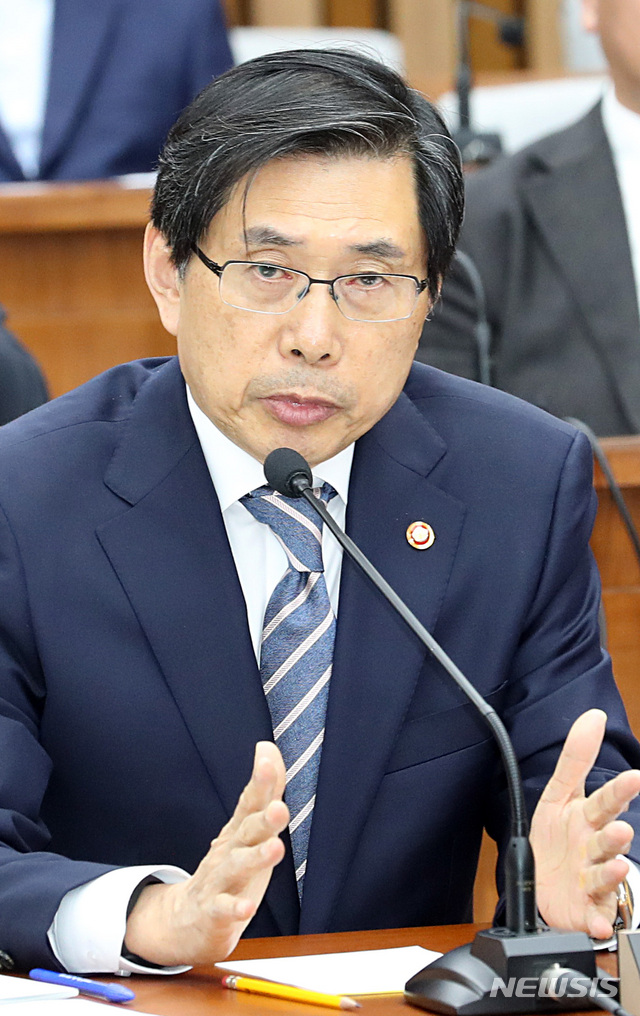 【서울=뉴시스】이종철 기자 = 8일 서울 여의도 국회에서 열린 사법개혁 특별위원회 회의에 출석한 박상기 법무부장관이 의원들의 질의에 답변하고 있다. 2018.11.08. jc4321@newsis.com