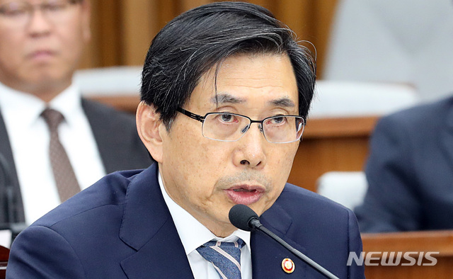 【서울=뉴시스】이종철 기자&nbsp; = 8일 서울 여의도 국회에서 열린 사법개혁 특별위원회 회의에 출석한 박상기 법무부장관이 의원들의 질의에 답변하고 있다. 2018.11.08.jc4321@newsis.com