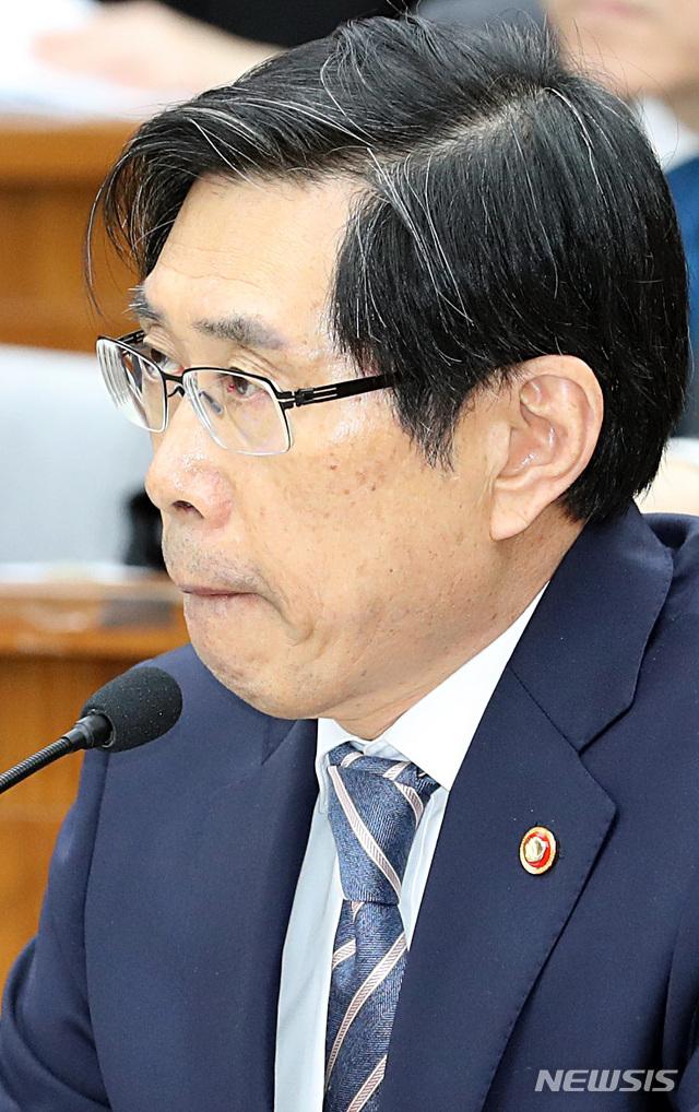 【서울=뉴시스】이종철 기자&nbsp; = 8일 서울 여의도 국회에서 열린 사법개혁 특별위원회 회의에 출석한 박상기 법무부장관이 의원들의 질의에 곤혹스러워 하고 있다. 2018.11.08.jc4321@newsis.com