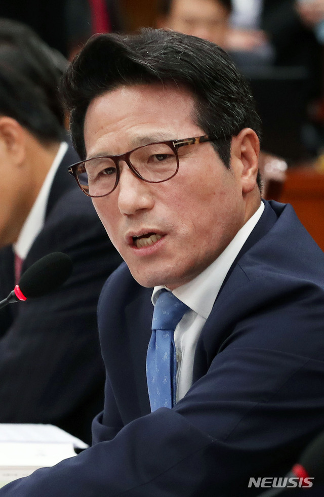 【서울=뉴시스】홍효식 기자 = 8일 오후 서울 여의도 국회 본청 외교통일위원회 회의실에서 열린 전체회의에서 바른미래당 정병국 간사가 질의하고 있다. 2018.11.08. yesphoto@newsis.com