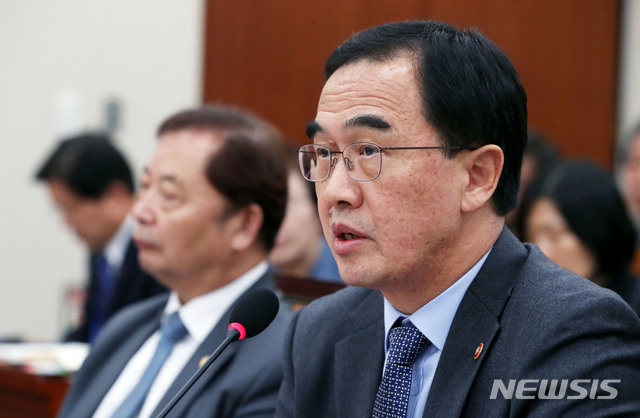 【서울=뉴시스】홍효식 기자 = 조명균 통일부 장관이 8일 오후 서울 여의도 국회 본청 외교통일위원회 회의실에서 열린 전체회의에서 의원들의 질의에 답하고 있다. 2018.11.08. yesphoto@newsis.com