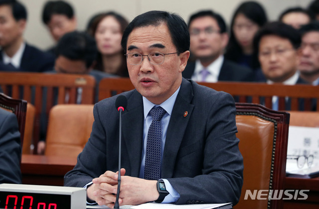 【서울=뉴시스】홍효식 기자 = 조명균 통일부 장관이 8일 오후 서울 여의도 국회 본청 외교통일위원회 회의실에서 열린 전체회의에서 의원들의 질의에 답하고 있다. 2018.11.08. yesphoto@newsis.com