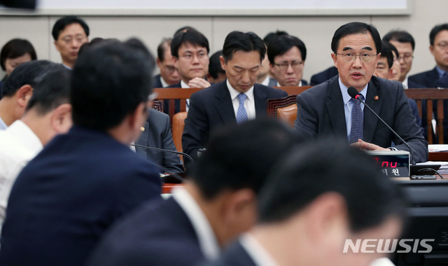 【서울=뉴시스】홍효식 기자 = 조명균 통일부 장관이 8일 오후 서울 여의도 국회 본청 외교통일위원회 회의실에서 열린 전체회의에서 의원들의 질의에 답하고 있다. 2018.11.08. yesphoto@newsis.com