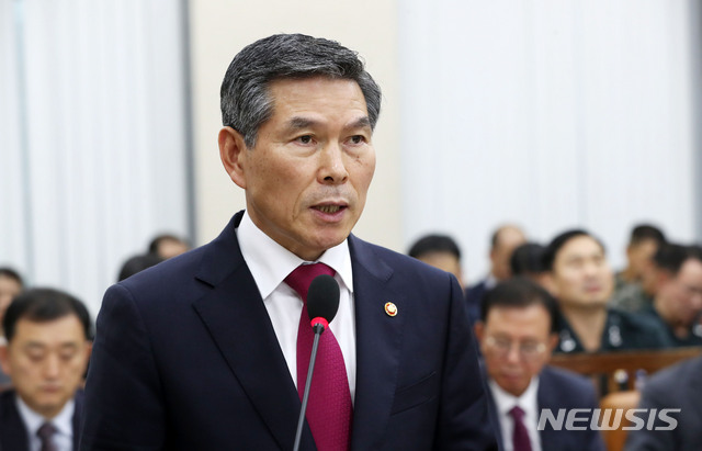 【서울=뉴시스】홍효식 기자 = 정경두 국방부 장관이 8일 오후 서울 여의도 국회 본청 국방위원회 회의실에서 열린 전체회의에서 2019년도 예산안 및 기금운용계획안에 대해 제안설명을 하고 있다. 2018.11.08.&nbsp; yesphoto@newsis.com