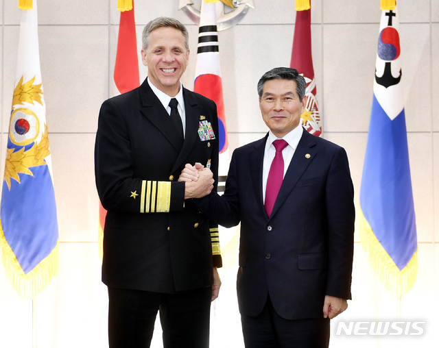 【서울=뉴시스】 정경두(오른쪽) 국방부 장관이 8일 서울 용산구 국방부에서 필립 데이비슨 미국 인도태평양사령관과 기념촬영을 하고 있다.이날 정 장관은 필립 데이비슨 사령관과 한반도의 완전한 비핵화와 항구적인 평화 정착을 위한 한미 공조방안을 논의했다. 2018.11.08. (사진=국방부 제공)&nbsp; photo@newsis.com