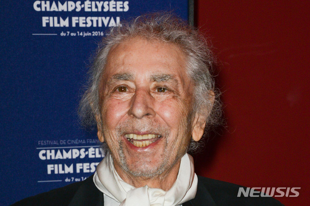 【파리=AP/뉴시스】할리우드 로맨스 명작 '러브 스토리'의 주제가로 아카데미 작곡상을 수상한 프랑스 작곡가 겸 연주가 프란시스 레이가 향년 86세를 일기로 세상을 떠났다고 프랑스 문화부가 7일(현지시간) 발표했다(2016년 자료사진) 2018.11.08