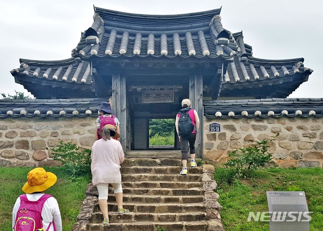【괴산=뉴시스】강신욱 기자 = 충북 괴산군 칠성면 사은리 산막이옛길 나루터 부근에 일명 '노수신 적소'로 불리는 충북도 기념물 74호 '괴산 수월정' 계단을 관광객들이 오르고 있다. 훗날 영의정에까지 오른 노수신은 을사사화로 전남 순천에 유배됐다가 괴산으로 이배됐다. 2018.11.09.ksw64@newsis.com