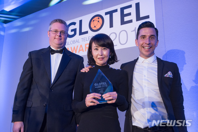 【서울=뉴시스】 SK텔레콤은 8일(현지시간) 영국 런던에서 열린 ‘글로벌 텔레콤 어워드(Global Telecoms Award)’에서 ‘미디어 서비스 혁신상’을 수상했다고 9일 밝혔다. 사진은 SK텔레콤 연구원이 수상하고 있는 모습. (사진/SK텔레콤 제공) photo@newsis.com