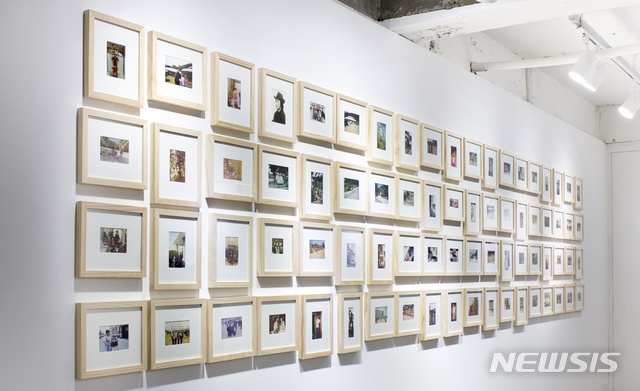 【청주=뉴시스】강신욱 기자 = 충북 청주시 흥덕구 운천동에 시각콘텐츠 거점공간인 'B77'이 9일 개관했다. 이곳에는 운천동 주민의 삶을 살펴볼 수 있는 '맑은물 구루물 마을'이란 제목의 사진 90여 장이 전시됐다. 2018.11.09. (사진=충북문화재단 제공) photo@newsis.com