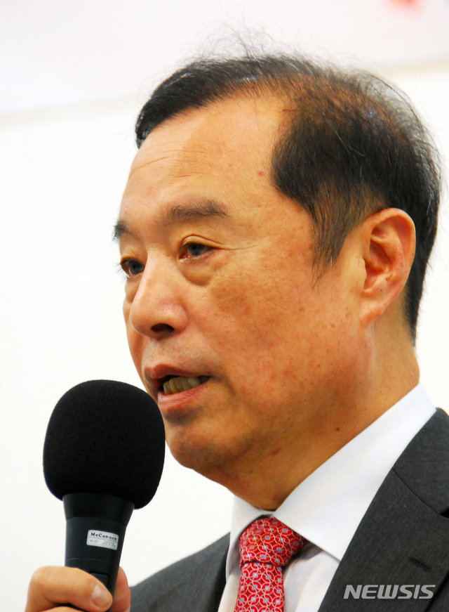 【제천=뉴시스】이병찬 기자 = 9일 충북 제천을 방문한 김병준 자유한국당 비대위원장이 명성유유예식장에서 열린 청년 여성 당원 간담회에서 인사말을 하고 있다.2018.11.09. bclee@newsis.com