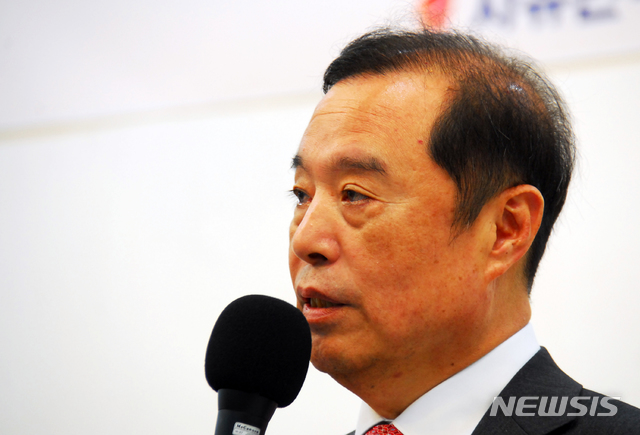 【제천=뉴시스】이병찬 기자 = 9일 충북 제천을 방문한 김병준 자유한국당 비대위원장이 명성유유예식장에서 열린 청년 여성 당원 간담회에서 인사말을 하고 있다.2018.11.09.&nbsp; bclee@newsis.com 