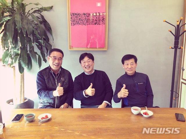 【서울=뉴시스】최선윤 기자 = 정주환 카카오모빌리티 대표는 9일 자신의 SNS를 통해 양대 택시노조 위원장들(강신표 전국택시노동조합연맹 위원장, 구수영 전국민주택시노동조합 위원장)을 만났다고 밝혔다. csy625@newsis.com (사진출처=정주환 페이스북)