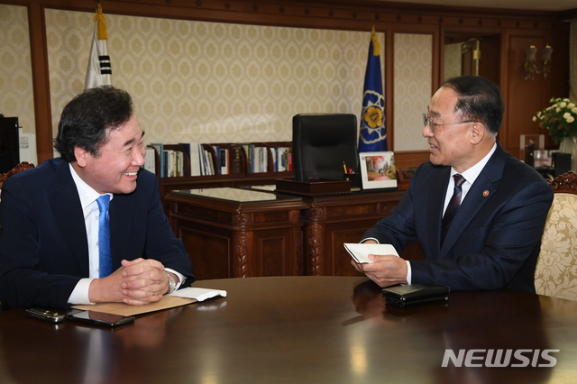 【서울=뉴시스】 신임 경제부총리에 지명된 홍남기 국무조정실장이 9일 오후 정부서울청사에 있는 이낙연 국무총리의 집무실을 방문해 인사를 나누고 있다. 윤영찬 청와대 국민소통수석은 홍 후보자 인선 배경에 대해 "문재인 정부 출범 이후 70여 차례 지속된 이 총리의 주례보고에 배석해 문 대통령의 국정철학을 잘 이해하고 있고, 이 총리의 강력한 천거가 있었다"고 말했다. 2018.11.09. (사진=총리실 제공) photo@newsis.com