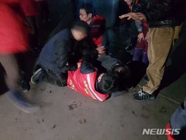 【서울=뉴시스】김제이 기자 = 9일 오후 7시 한 구시장 상인이 분신을 시도하자 주위에서 달려들어 막고 있다. 