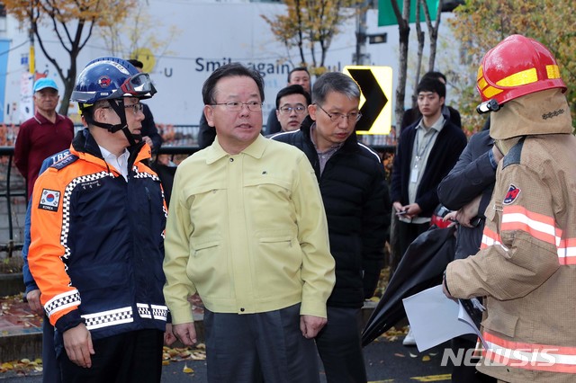 【서울=뉴시스】 김부겸 행정안전부 장관이 9일 오전 서울 종로구 관수동 청계천 수표교 인근 한 고시원에서 발생한 화재현장을 찾아 상황점검을 하고 있다. 2018.11.09. (사진=행정안전부 제공) photo@newsis.com